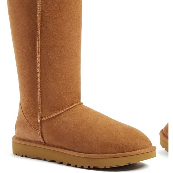 UGG Classic II Genuine shearling lined tall boot - Picture 1 of 8